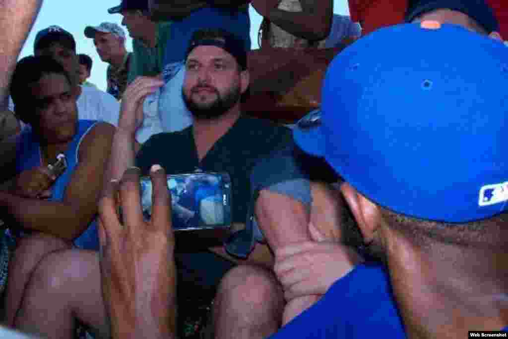 "Yo quisiera jugar para Cuba en el Clásico Mundial de Béisbol": Yonder Alonso, 1B de los Atléticos de Oakland.