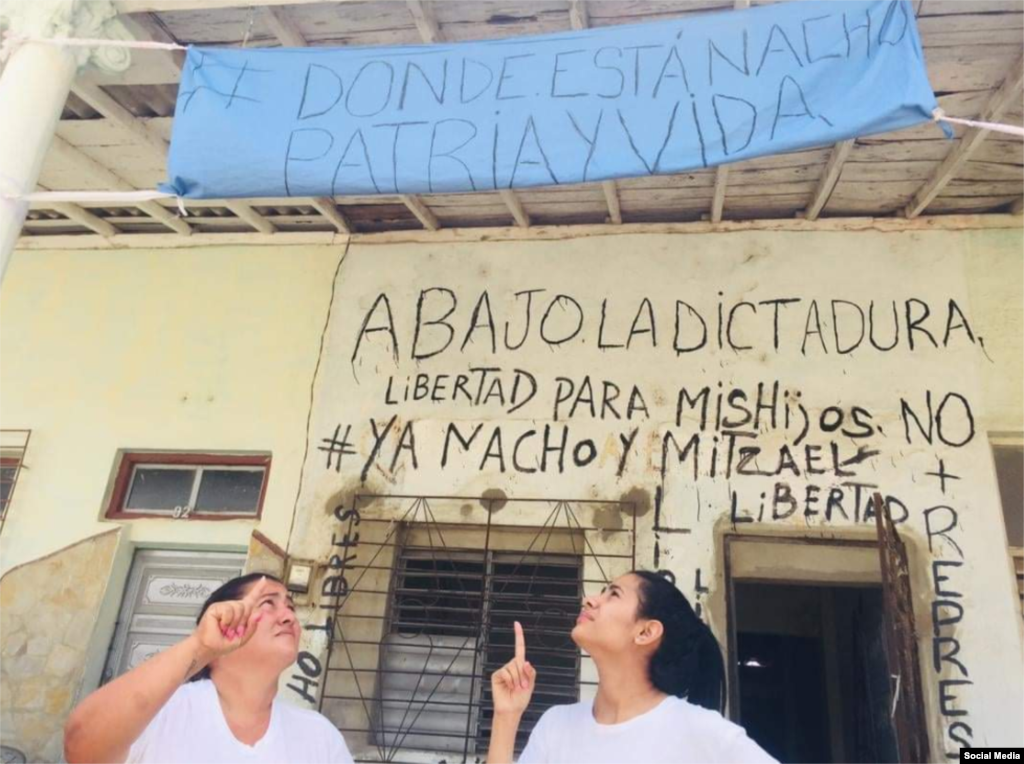 Carteles inspirados en la canción "Patria y Vida" interpretada por Yotuel Romero, el dúo Gente de Zona, Descemer Bueno, Maykel Osorbo y El Funky.