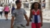 Una pareja caminando por La Habana. AFP/ Yamil Lage.