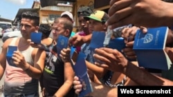 Cubanos varados en la frontera entre Panamá y Costa Rica.