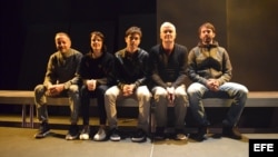 Fotografía del 23 de marzo de 2017, del grupo teatral cubano Argos Teatro, integrado por Waldo Franco (i), Maridelmis Marín (2i), Daniel Romero (c), Carlos Celdrán (2d) y Caleb Casas (d), que posa en el Miami Dade County Auditorium, en Miami, Florida (Es