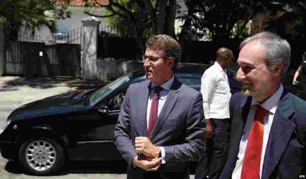 El presidente de la región española de Galicia, Alberto Núñez Feijoo (i), junto a el embajador de España en Cuba, Juan Francisco Montalbán (d) a su llegada hoy, jueves 26 de mayo de 2016, al Ministerio de Cultura en La Habana (Cuba).