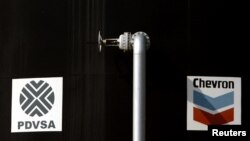 Un tanque de petróleo en el campo Boscán, operando bajo una empresa conjunta entre la petrolera estatal venezolana PDVSA y la estadounidense Chevron en las afueras de la ciudad de Maracaibo en Venezuela.