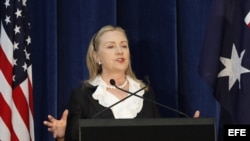 Hillary Clinton, habla durante la rueda de prensa en el Centro de Recepción Estatal, en el Kings Park de Perth, Australia.