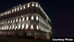 Foto nocturna del Gran Hotel Manzana Kempinski / Iván García