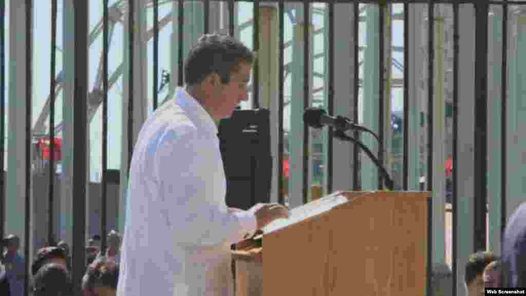 El poeta Richard Blanco leyó un poema titulado "Cosas del mar". "El mar no importa. Lo que importa es esto –que todos pertenecemos al mar entre nosotros". Blanco también participó en la segunda investidura del presidente de EEUU, Barack Obama, en 2013.