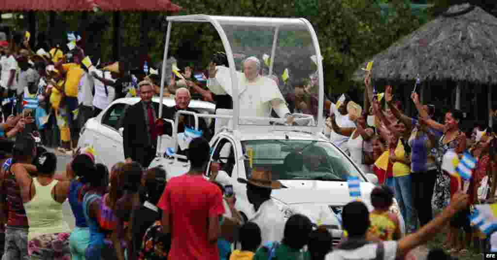 El Papa Francisco realiza un recorrido en papamóvil al llegar a la ciudad de Santiago de Cuba rumbo al poblado de El Cobre.