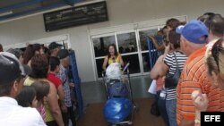 Una mujer llega al Aeropuerto Internacional José Martí de La Habana, Cuba.