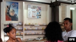 Las sales de rehidratación oral permiten tratar con éxito un 80% de los casos de cólera. Los antibióticos apropiados pueden reducir la duración de la diarrea y de la excreción de Vibrio cholerae.