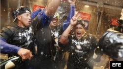 Los Cachorros de Chicago celebran en los vestuarios tras vencer a los Nacionales de Washington.