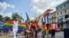 Más de cien personas participaron en una manifestación por los derechos LGBT en La Habana.