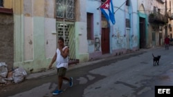 Un hombre camina por una calle de la Habana Vieja.