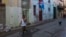 Un hombre camina por una calle de la Habana Vieja.