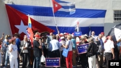 Exiliados cubanos apoyan a Trump en un acto de campaña.