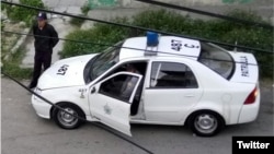 Una patrulla de la policía política en una calle de La Habana.