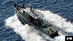 Una embarcación de las Tropas Guardafronteras (TGF) cubanas patrulla las costas del municipio de Baracoa, Guantánamo.