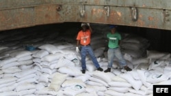 Panameños en una bodega del barco de bandera norcoreana Chong Chon Gang en el Canal de Panamá.