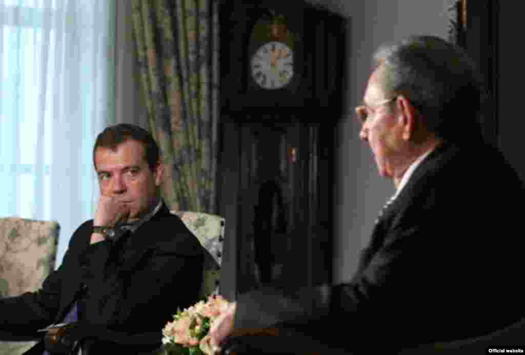 El encuentro de Raúl Castro y Medvedev en la sede del gobierno ruso.