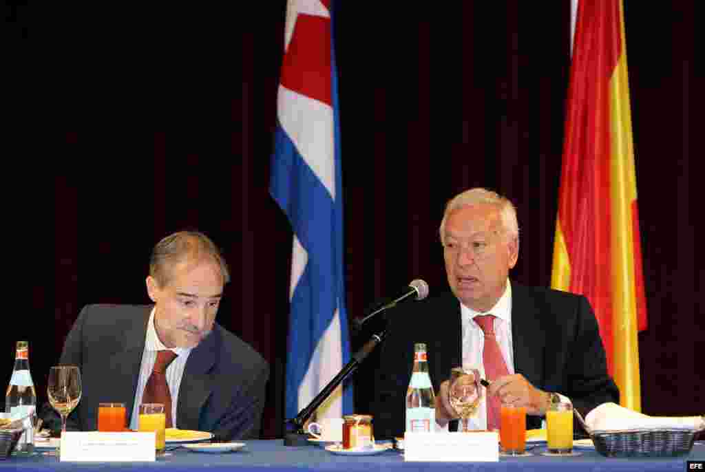 El ministro de Asuntos Exteriores de España, José Manuel García-Margallo (d), junto al embajador de España en Cuba, Juan Francisco Montalbán (i)