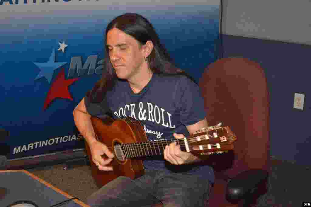 El cantautor cubano Boris Larramendi trae a Miami su nuevo disco “La Cibertimba y El Bárbaro”.