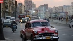 Compradores en la isla de autos usados comentan sobre los precios Compradores en la isla de autos usados comentan sobre los precios