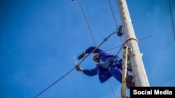 Un liniero en labores de reparación. (Foto: Facebook UNE)