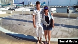 La ministra de Trabajo y Seguridad Social, Marta Elena Feitó Cabrera junto a su hijo, Alejandro Fernández Feitó, en Varadero, Cuba.