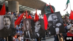 Pancartas de los dirigentes socialistas (izq a der) Stalin, Lenin, Federico Engels y Carlos Marx.