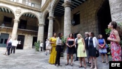 La esposa del vicepresidente Joe Biden, Jill Biden (c), subrayó durante una visita a La Habana (Cuba) que considera "importante" tomar contacto con el pueblo cubano, "y no solo con el Gobierno"