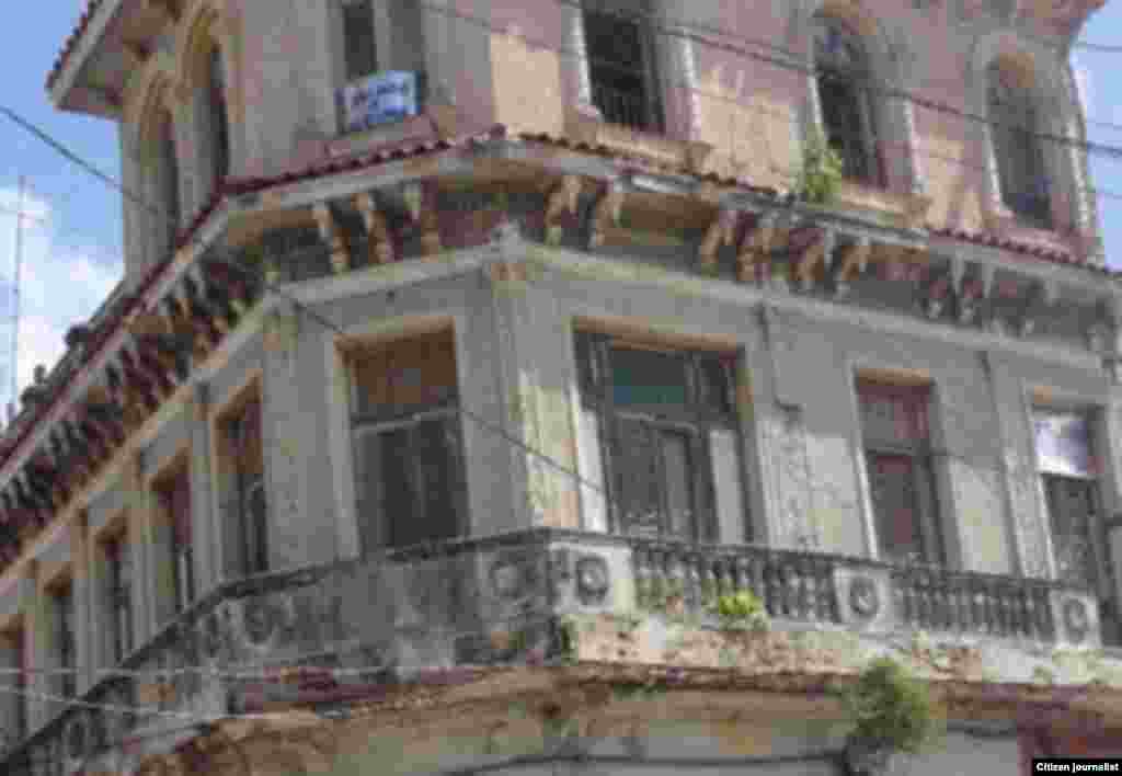 Edificio  en la calle Máximo Gómez esquina a Pepe Antonio, en el capitalino municipio de Guanabacoa.