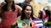 Una doctora cubana espera en el aeropuerto de Brasilia para viajar de regreso a Cuba. Otros han decidido quedarse en Brasil.