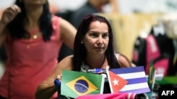 Una doctora cubana espera en el aeropuerto de Brasilia para viajar de regreso a Cuba. Otros han decidido quedarse en Brasil.