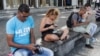Muy cerca del Malecón: cubanos se conectan al wifi en La Rampa (Havana Times)