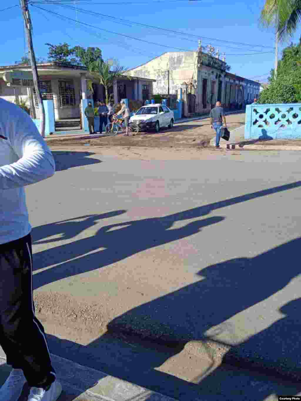 Vigilancia policial frente al Tribunal Municipal de Carlos Rojas, en Matanzas, durante la audiencia de apelación de Sissi Abascal.