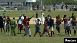 Reclusos en el patio de la cárcel Combinado del Este, en La Habana. Foto tomada el 31 de marzo de 2004. REUTERS/Claudia Daut