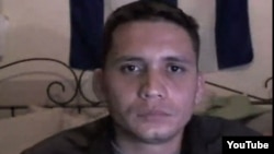 "No estamos hablando de las cuatro computadoras viejas que han puesto en las escuelas para jugar al solitario, porque ninguna está conectada. Estamos hablando de una plataforma educacional montada sobre internet".