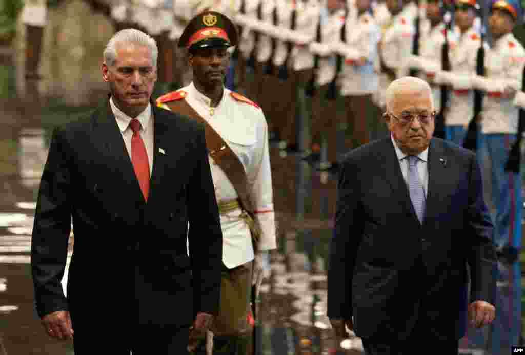 El presidente palestino Mahmoud Abbas (R) es recibido por Miguel Díaz Canel (L) durante una ceremonia oficial en La Habana, Cuba, el 14 de septiembre de 2023, en el marco de la próxima cumbre del G77+China.  (Foto AP/Ramón Espinosa)