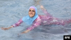Una mujer turca se baña con un "burkini" en Alemania.