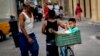 Un padre lleva a su hijo en la cesta de la bicicleta por una calle de La Habana. (AP/Ramon Espinosa/Archivo)