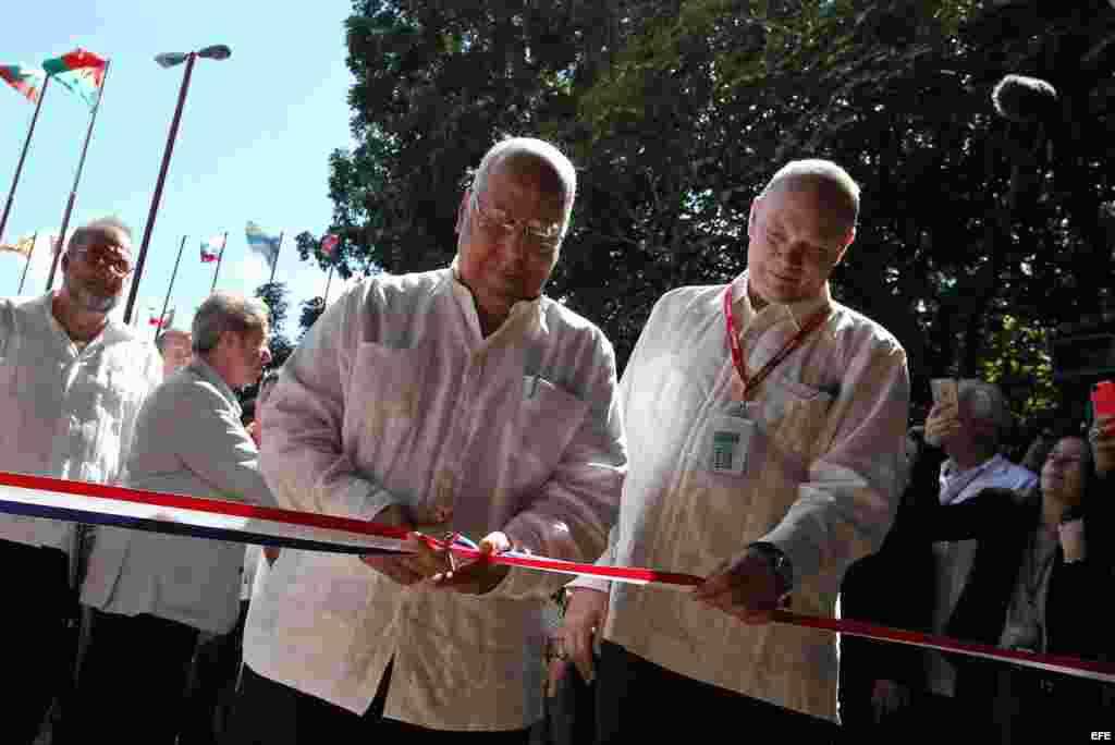 Ricardo Cabrisas, el vicepresidente cubano y Rodrigo Malmierca, el ministro cubano de Comercio Exterior e Inversión Extranjera, inauguran la Feria Internacional de La Habana el 2 de noviembre de 2015.