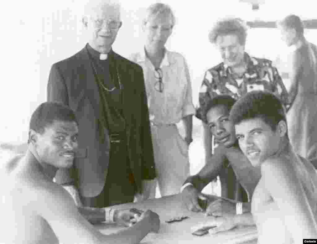 Obispo Agustín Román con haitianos y cubanos detenidos en el centro de Krome en Miami en 1994.