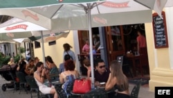 Varios turistas almuerzan en un restaurante privado en La Habana (Cuba).