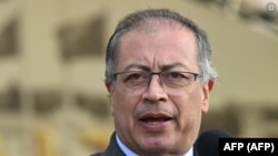 El presidente colombiano Gustavo Petro pronuncia un discurso durante una ceremonia en la Escuela Militar de Cadetes, General José María Córdova, en Bogotá, el 31 de mayo de 2024.31