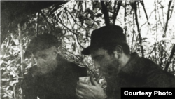 Herbert L. Matthews entrevista a Fidel Castro en la Sierra Maestra.