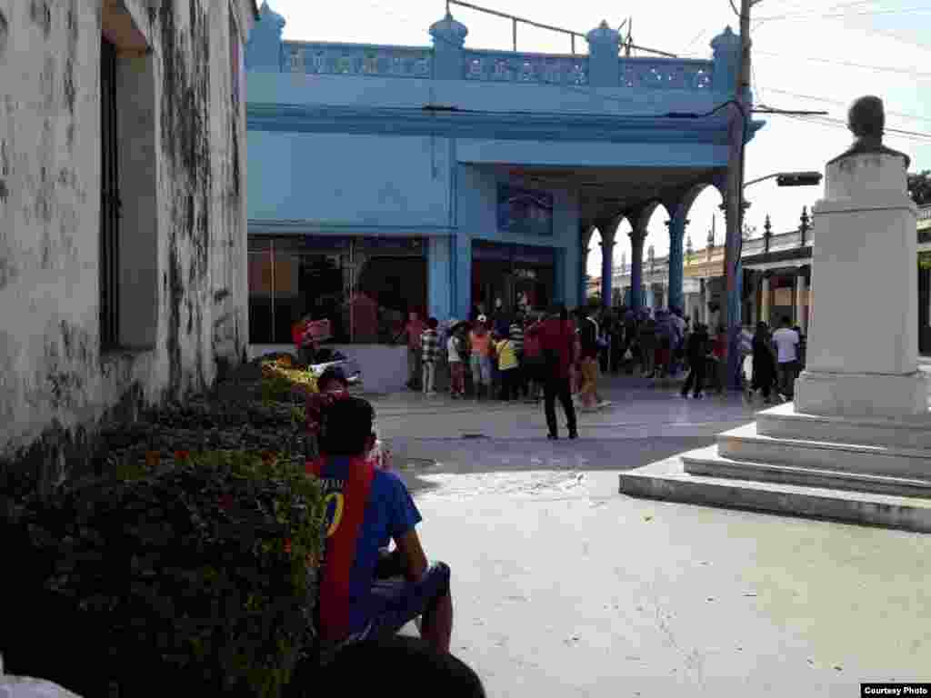 Cola para comprar detergente en la tienda El Éxito, en Las Tunas. (Foto: Yolanda Carmenate)