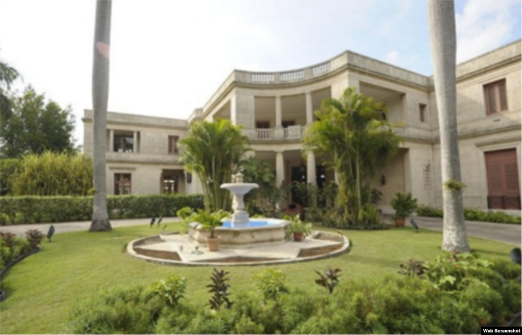 Milenio afirma que Obama y su familia se alojarán en la residencia de Jeffrey de Laurentis, jefe de la diplomacia  estadounidense en Cuba.