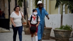 Crece la preocupación de los padres ante anuncio de que no cerrarán escuelas Crece la preocupación de los padres ante anuncio de que no cerrarán escuelas