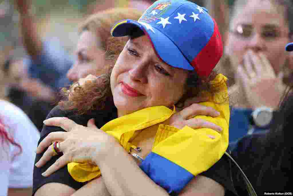 Auristela Sandoval abraza y llora junto a su querida bandera venezolana durante una manifestación de apoyo a Juan Guaidó en Doral, Miami.