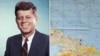 John F. Kennedy y el mapa utilizado para examinar las ubicaciones de los nueve enclaves soviéticos de misiles en Cuba.