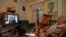 Una familia ve la transmisión del traspaso de poder en Cuba por la televisión cubana.